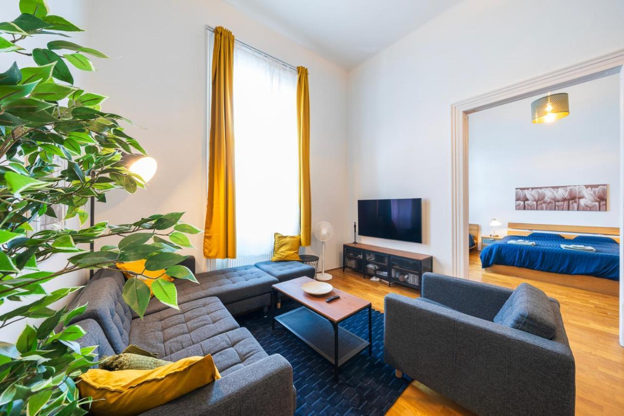 Shining Bright Two Bedroom Next To Andrassy Ave Apartmán