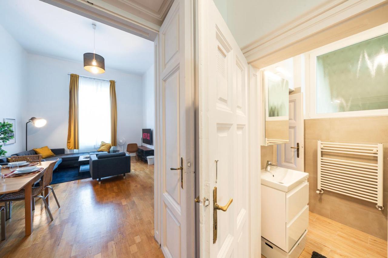 Shining Bright Two Bedroom Next To Andrassy Ave Apartmán